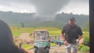 Golfers flee tornado in Missouri, USA