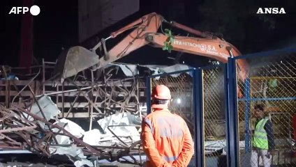 Crolla un mega cartellone pubblicitario, 12 morti e 60 feriti in India