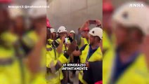 Un operaio immigrato omaggia Salvini al cantiere Tav