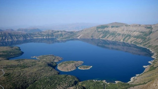 Nemrut Gölü ilk ziyaretçilerini ağırlamaya başladı