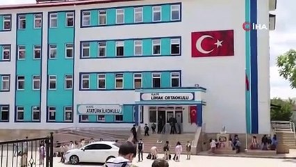 Kopya çekerken yakalanan 8'inci sınıf öğrencisi öğretmenini bıcakladı
