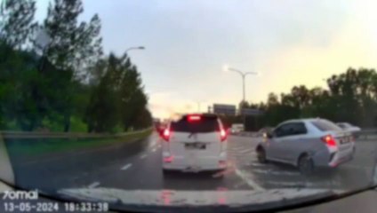 拖车失控致7车连环相撞，路面滑溜难刹🚗