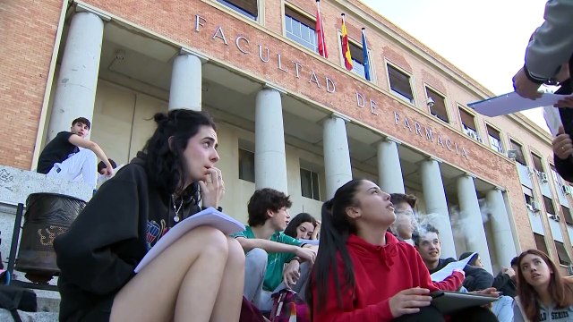 La inserción laboral de los universitarios mejora en la última década, con un alza del 58%
