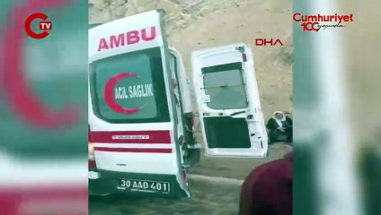 Tankerden sızan yakıt nedeniyle kayan minibüs takla attı: 8 yaralı