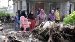 Inondations en Indonésie: les sauveteurs recherchent les disparus, le bilan monte à 50 morts