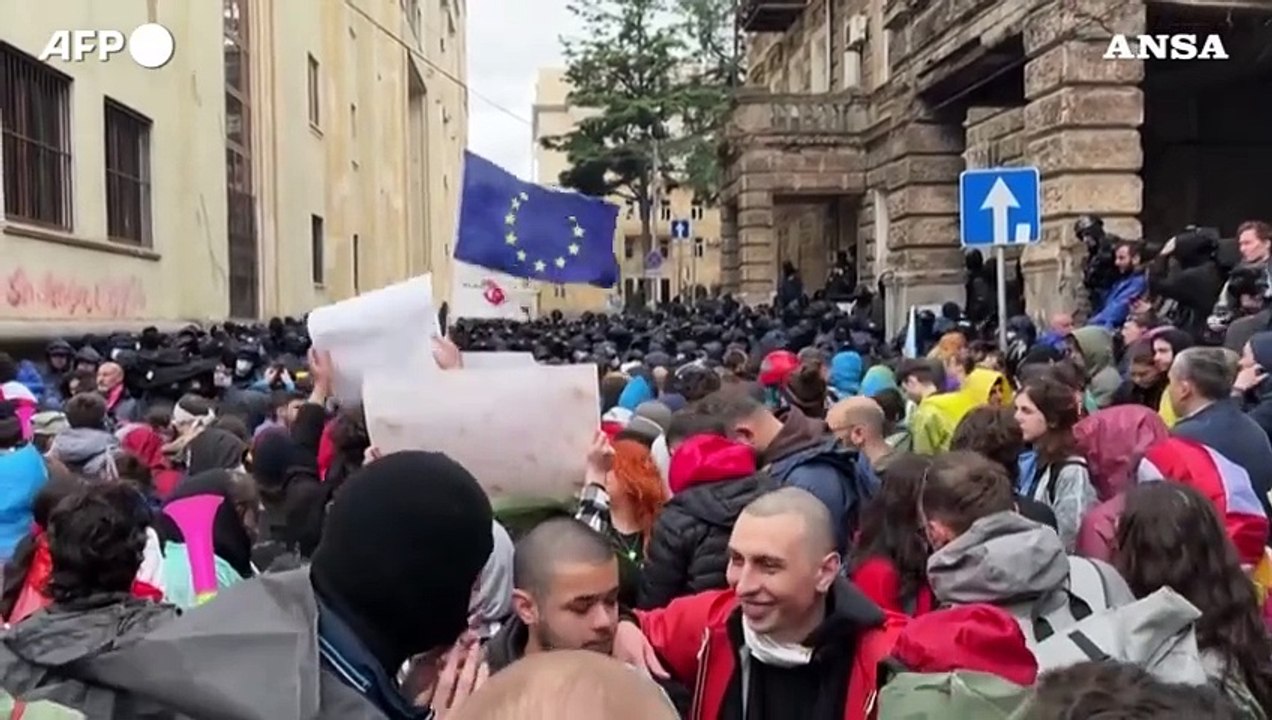 Georgia, protesta davanti al Parlamento contro...
