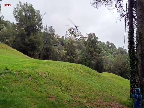 Un helicóptero rescata a un hombre tras caerse por un campo de golf en Matadepera