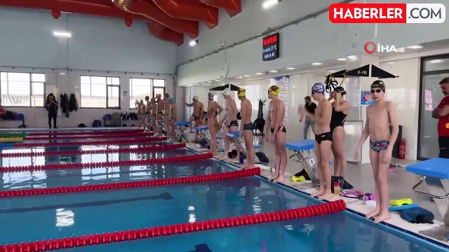 Yüzme takımı, bin 850 metre rakımda hazırlıklarını sürdürüyor