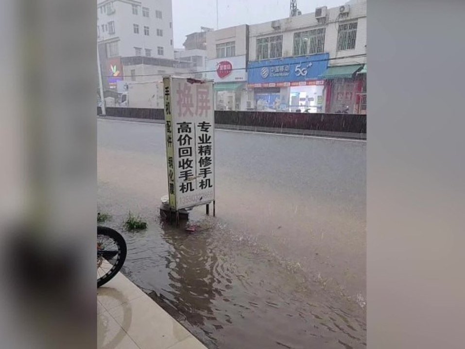Frau entkommt beim Filmen haarscharf einem Blitz