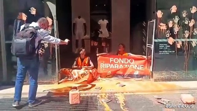 Ultima Generazione imbratta le vetrine di Foot Locker e Nike a Roma