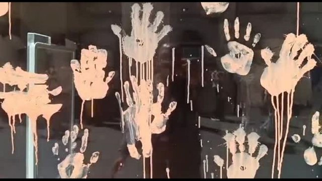 Ultima Generazione imbratta le vetrine di Foot Locker e Nike a Roma