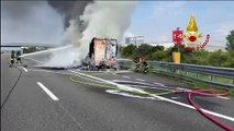 Parma, incendio sull'A1: camion a fuoco nell'autostrada, traffico in tilt per ore