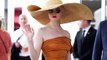 Anya Taylor-Joy, cappello e abito a fascia: l'arrivo a Cannes è da diva 