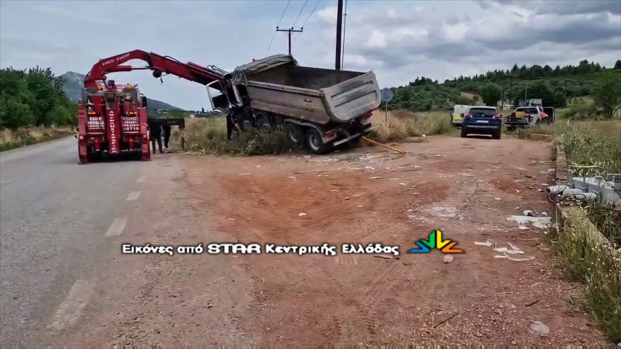 Τροχαίο Αλίαρτος - Φορτηγό σε κολώνα