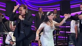 نجلة مصطفى كامل وزوجها يرقصان على غناء حكيم في زفافهما