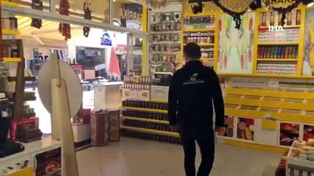 Sokak sokak gezerek düşürdüğü altını aradı