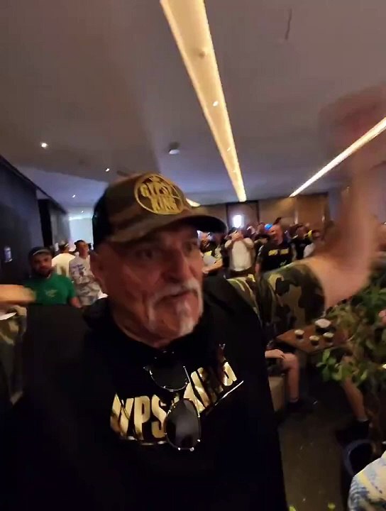 Tyson Fury : Son père John Fury frappe un membre de l’équipe d’Oleksandr Usyk (VIDEO)