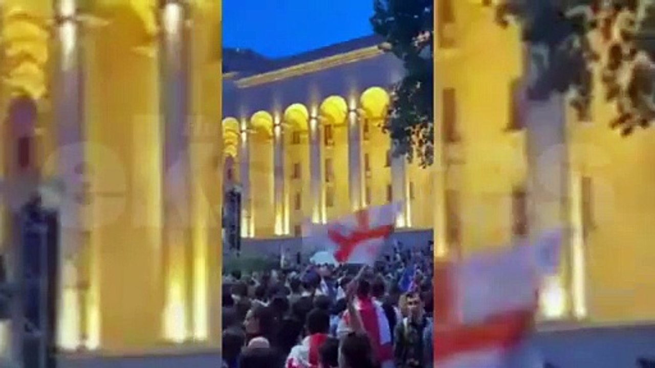 Gürcistan halkı "Rus tasarısı" için sokağa çıktı