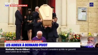 Ecrivains, chefs cuisiniers ou simples voisins très émus aujourd'hui à Quincié-en-Beaujolais (Rhône) lors les funérailles du journaliste et homme de lettres Bernard Pivot