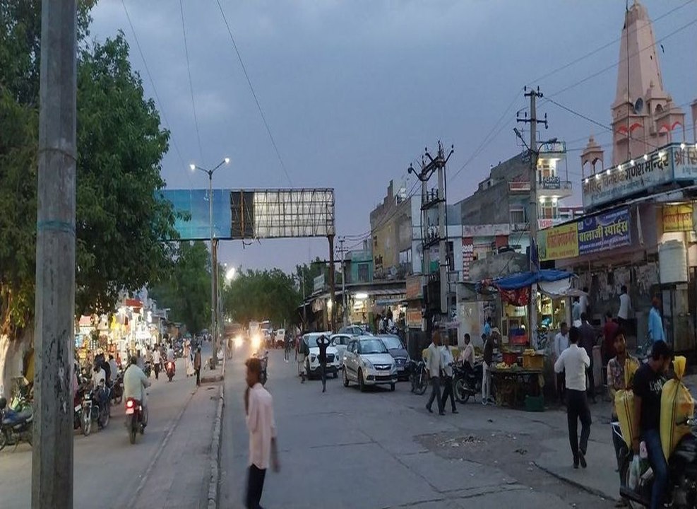 दिनभर छाए रहे बादल, ठंडी हवा चलने से मिली राहत