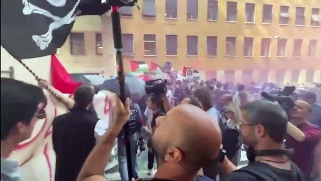 Sapienza, tensioni al corteo degli studenti, lancio di vernice, fumogeni e slogan pro Palestina: «rettrice dove sei?»