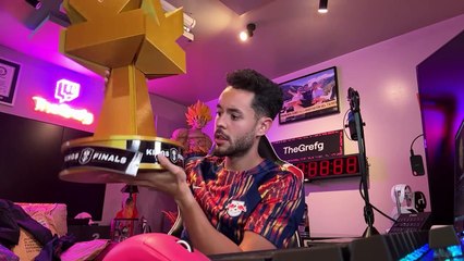 TheGrefg viendo el fallo del trofeo de la Kings League