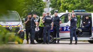 Dos agentes muertos y un preso fugado tras el asalto a un convoy policial en Francia