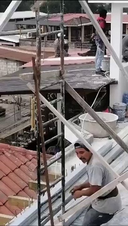 Padre intenta evitar que su hijo se lance de un tercer piso; sin embargo, los dos caen