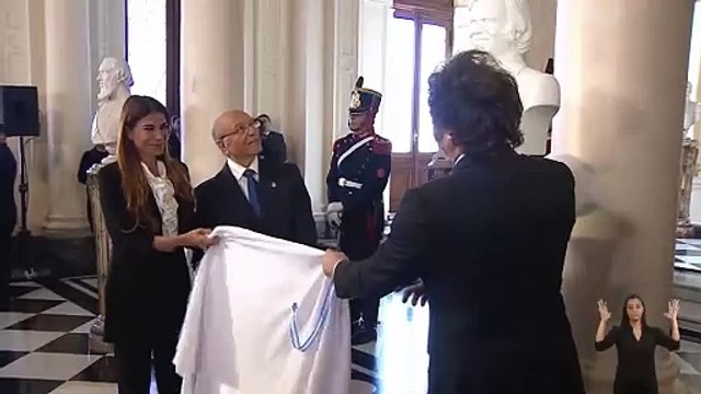 Milei, Zulemita y Lule Menem descubren el busco de Carlos Menem en la Casa Rosada