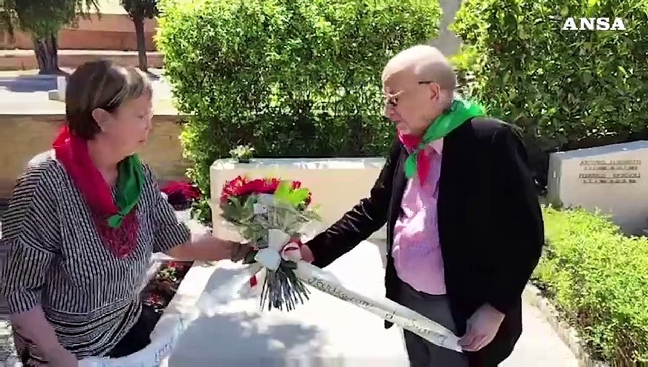 Roma, Berlinguer: l'Anpi depone un mazzo di fiori sulla tomba a Prima Porta