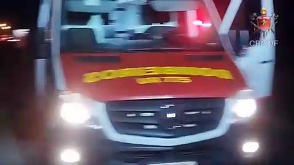 Bombeiros trabalham após colisão de caminhão com poste