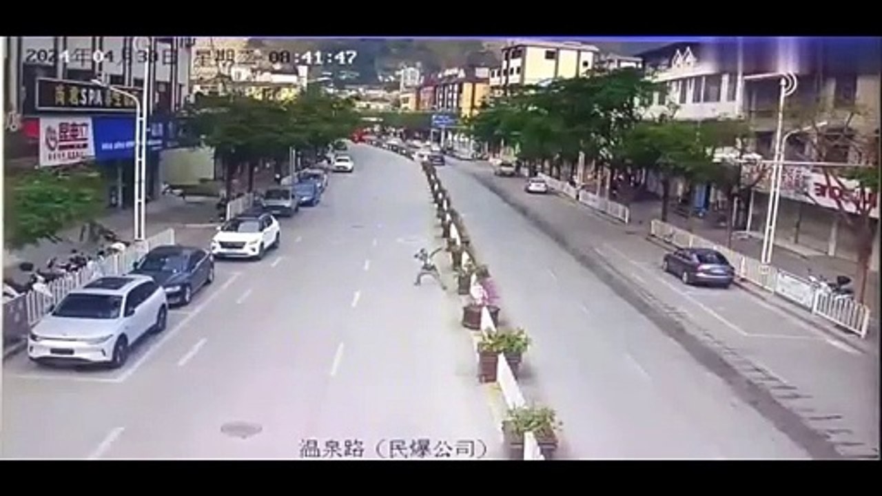 Lui il n'aime pas les caméras de surveillance