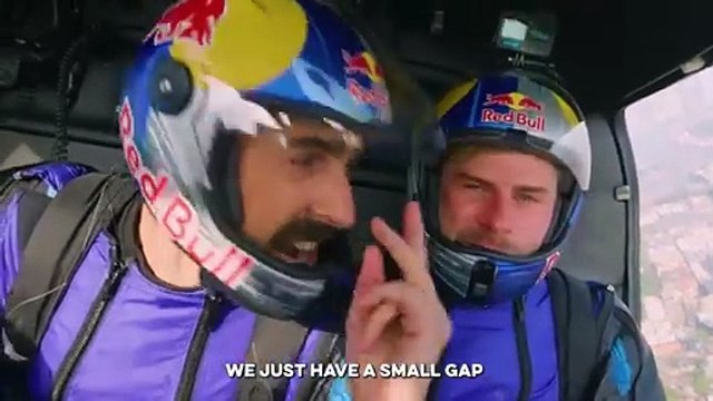 Traverser le Tower Bridge à Londres en wingsuit