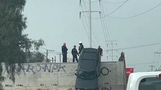 Auto cae desde puente no terminado en Tijuana