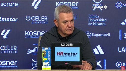 Aguirre enseña la foto de su nieta a un periodista