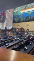 Professores vaiam parlamentares durante votação do abono extraordinário