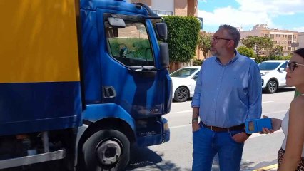 El alcalde de Santomera, Víctor Martínez, comprueba la velocidad del tráfico que denuncian varios vecinos.