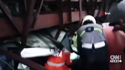 Hindistan’da fırtına dev reklam panosunu devirdi: 14 ölü, 74 yaralı