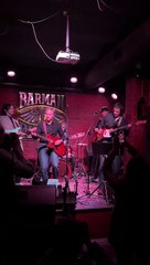 ABD Dışişleri Bakanı Blinken Kiev’de barda gitar çalıp şarkı söyledi