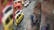 ext-Así desapareció motociclista entre las casas por culpa de hueco en Colombia-140524