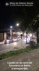 Caixão cai de carro de funerária na Bahia; Fato foi m Camaçari