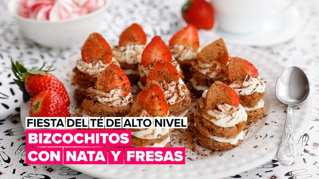 Fiesta del té de alto nivel: bizcochitos con nata y fresas