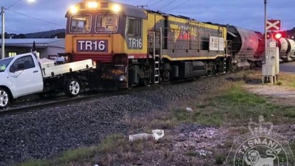 Man jumps out of car just before it got hit by train
