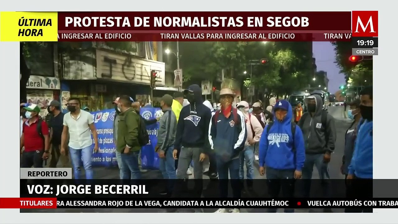 Normalistas tiran vallas que blindaban las inst...