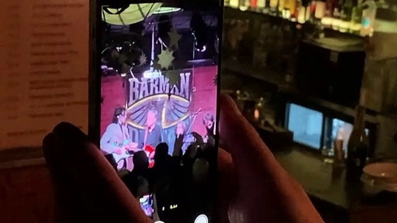 Live-Auftritt in Bar in Kiew: Blinken greift zur Gitarre