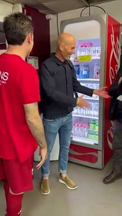 Zinédine Zidane vient saluer quelques anciennes connaissances dans le vestiaire pour le match des 100 du Stade Bordelais