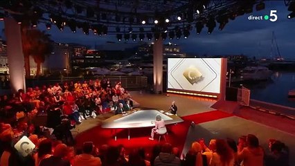 C à vous   Jane Fonda sous le charme de Bertrand Chameroy