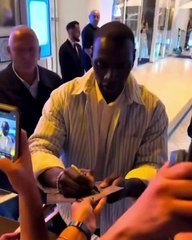 Omar Sy demande à une femme si elle est raciste