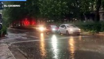 Pioggia e maltempo a Milano, strade allagate e rischio per Seveso e Lambro