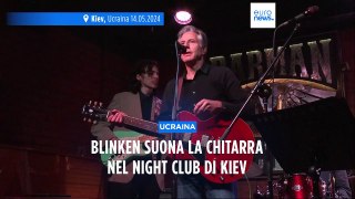Il segretario di Stato Usa si esibisce in un night club di Kiev: Blinken canta e suona la chitarra